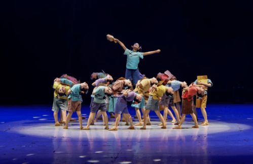 应时代而动 为人民而舞